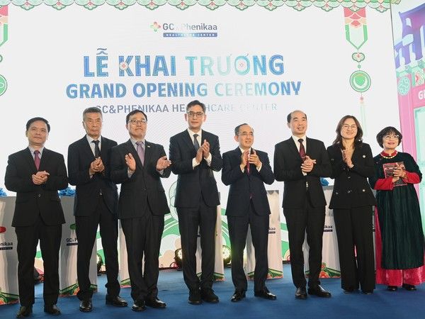 주 베트남 대한민국 최영삼 대사, GC(녹십자홀딩스) 허용준 대표이사, 페니카 그룹 호 쑤언 낭 (Ho Xuan Nang) 회장, 하노이 보건청 응웬 딩 흥 (Nguyen Dinh Hung) 부청장(왼쪽 세번째부터) 등이 'GC&페니카 헬스케어 센터' 개소식에서 기념 촬영을 하고 있다. / 사진=GC