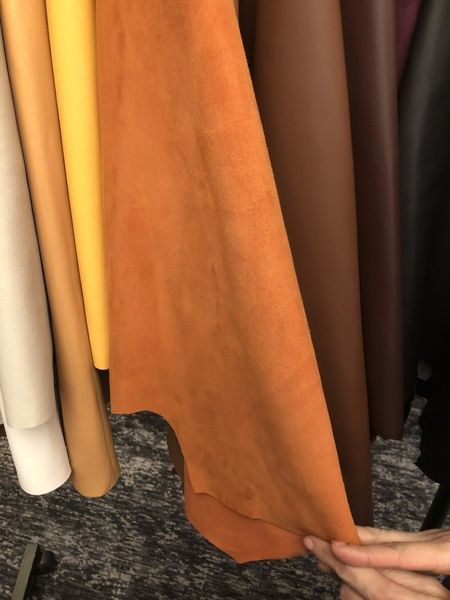 프랑스 피혁 업체 '알릭'이 글로벌 명품 에르메스에 제공하는 에르메스 시그니처 '오랑주' 컬러의 가죽 /사진=김현정 기자