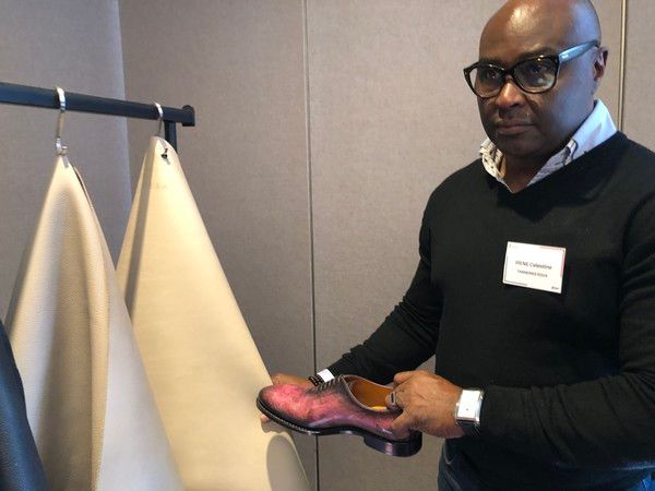 2012년 LVMH그룹에 합병된 프랑스 피혁 업체 '테너리 루' 관계자가 원피 공정에 대해 설명하고 있다. /사진=김현정 기자