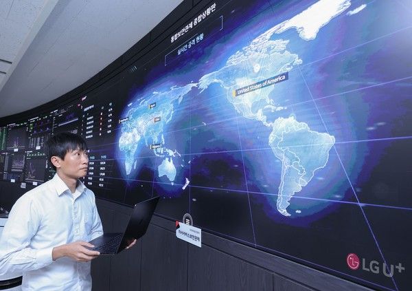 LG유플러스가 스미싱 범죄 예방을 위한 'AI 악성 앱 분석 솔루션'을 도입했다. LG유플러스 임직원이 고객피해방지 분석시스템을 활용해 사이버위협에 대해 관제하고 있다./사진=LG유플러스