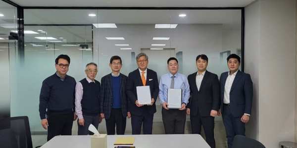 왼쪽부터 첫 번째 스타코링크 김경진 공동대표, 두 번째 오광배 공동대표, 다섯 번째 코어닥스 임요송 대표, 여섯 번째 양휘강 부대표가 협약식 후 사진을 찍었다.&nbsp;