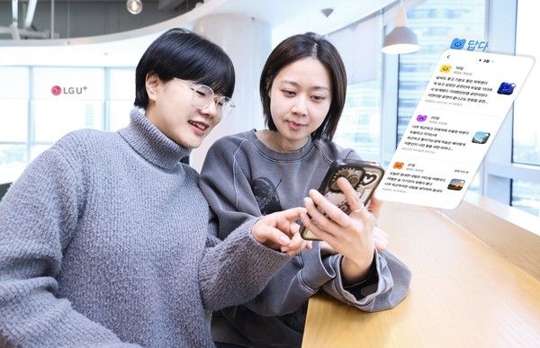 LG유플러스의 AI 기반 플랫폼 '답다'가 고객이 일기를 작성하며 사진을 첨부할 수 있는 기능을 추가했다. LG유플러스 직원이 답다 서비스를 소개하고 있다./사진=LG유플러스