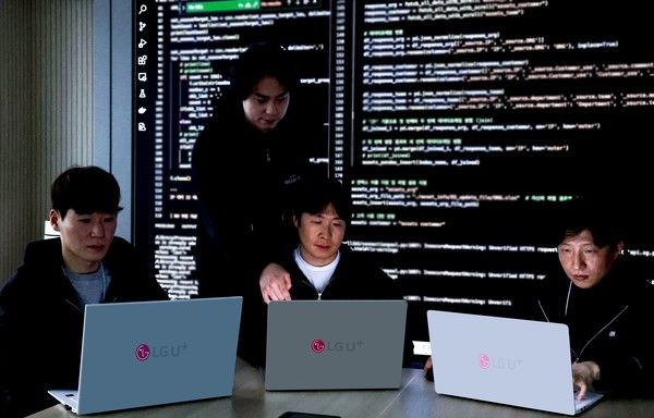 LG유플러스 임직원이 모의해킹 진행 상황에 대한 정보를 공유하고 있다./사진=LG유플러스