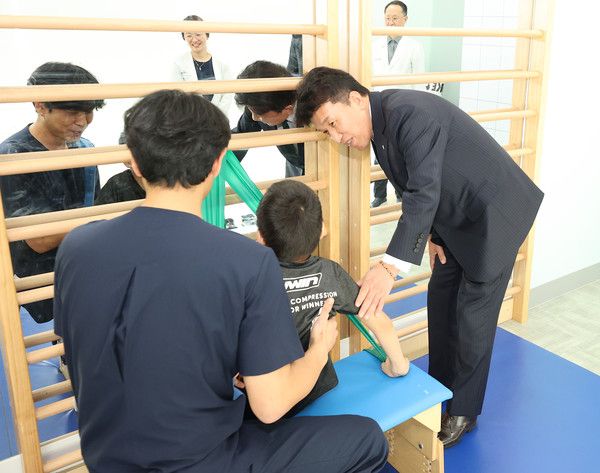 하나금융그룹은 장애인의 건강한 성장과 경제적 자립을 위한 생애주기별 맞춤형 통합 지원 사업을 실시한다고 밝혔다. 이번 사업의 첫 시작으로 지난 17일 서울 마포구 소재 푸르메재단 넥슨어린이재활병원에서 '장애 아동·청소년을 위한 재활 및 학습 보조기구 전달식'을 가졌다. /사진=하나금융그룹