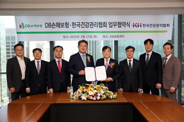 지난 17일 서울시 강남구 DB금융센터에서 DB손해보험&nbsp;문진욱 본부장(왼쪽부터), 안승기 부사장, 박성식 부사장, 정종표 사장과 한국건강관리협회 김인원 회장, 강위중 사무총장, 정준원 본부장, 하경윤 부장이 업무협약식을 맺고 기념촬영을 하고 있다. /사진=DB손해보험