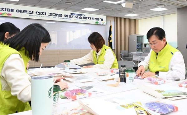 NH농협손해보험은&nbsp;20일 공기정화액자&nbsp;300개를 제작해 서울 은평구 치매안심센터에 전달했다고 밝혔다.&nbsp;송춘수&nbsp;대표이사(사진 오른쪽)를 비롯한 '헤아림 봉사단'이 공기정화액자를 만들고 있다. /사진=NH농협손해보험