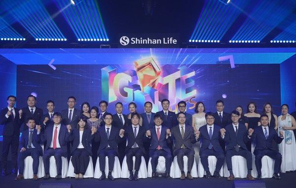 지난 19일 베트남 호치민에서 열린 신한라이프 베트남법인 'FC채널 영업대상 시상식'에서 이영종 신한라이프 사장(앞줄 오른쪽에서 다섯 번째)과 배승준 베트남 법인장(앞줄 오른쪽에서 네 번째)이 수상자를 비롯한 관계자들과 기념 촬영을 하고 있다. /사진=신한라이프