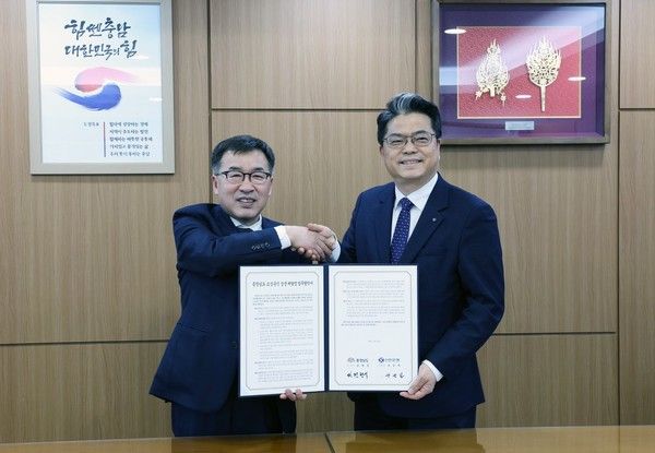 지난 19일 충청남도 홍성군 충청남도청에서 충청남도와 공공배달앱 서비스 운영을 위한 업무협약을 체결하고 신한은행 영업추진3그룹 양군길 부행장(오른쪽)과 충청남도 전형식 정무부지사가 기념 촬영하는 모습 /사진=신한은행