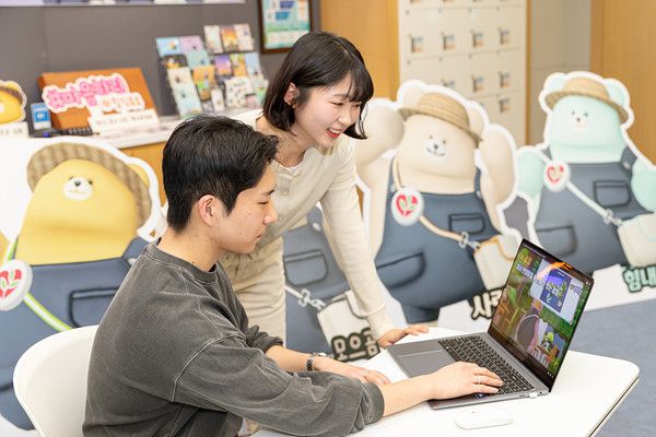 생명보험재단 '힐링톡톡' 서포터즈들이 마음키우곰 캐릭터를 통해 메타버스에서 활동하고 있다. /사진=생명보험사회공헌재단