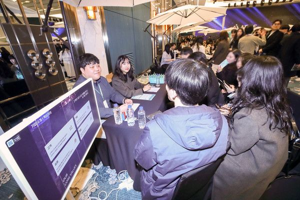 KT가 서울 송파구 소피텔 앰배서더 서울에서 에이블스쿨(KT AIVLE School) 6기 교육생의 취업 지원을 위한 잡페어(Job Fair)를 성료했다고 23일 밝혔다. 사진은 21일 서울 송파구 소피텔 앰배서더 서울 KT 에이블스쿨 잡페어 현장에서 에이블스쿨 6기 교육생들이 취업 정보를 얻고 있는 모습. /사진=KT