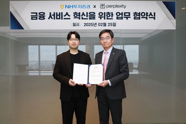 NH투자증권은 퍼플렉시티와 '고객경험 혁신을 위한 업무협약(MOU)'을 체결했다고 밝혔다. 강민훈 디지털사업부 대표(오른쪽)와 준 모리타 퍼플렉시티 아시아 태평양 대표 부사장이 25일 NH투자증권 본사 회의실에서 열린 협약식 후 기념 촬영을 하고있다. 사진=NH투자증권