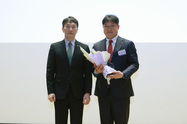 메리츠화재 김중현 대표(오른쪽), 이복현 금융감독원장(왼쪽)&nbsp;/사진=메리츠화재