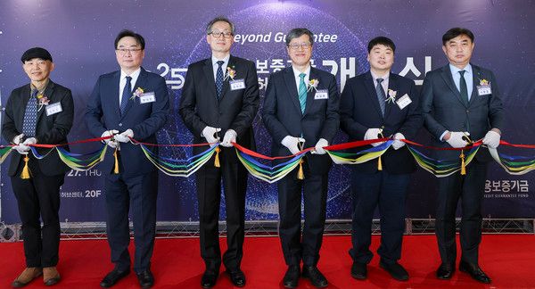 지난 27일 대전 유성구 엑스포타워에서 진행된 '대전금융허브센터' 개소식에서 최원목 신용보증기금 이사장(왼쪽에서 네 번째)과 유득원 대전시 행정부시장(왼쪽에서 세 번째), 김판건 미래과학기술지주(주) 대표이사(왼쪽에서 첫 번째), 황태형 (주)로우파트너스 대표이사(왼쪽에서 두 번째), 강신현 (주)퀀텀캣 대표이사(왼쪽에서 다섯 번째), 이동열 하나은행 충청영업그룹 부행장(왼쪽에서 여섯 번째)이 기념 촬영을 하고 있다. /사진=신용보증기금