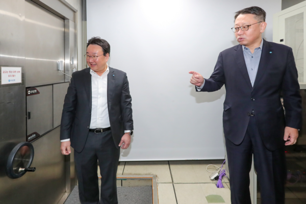 정진완 은행장(오른쪽)이 지점에 있는 금고의 잠금장치 이상 유무 및 관리 상태를 점검하고 있다. /사진=우리은행