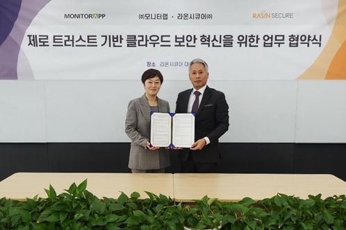 &nbsp;이정아 라온시큐어 대표(좌측)와 이광후 모니터랩 대표가 업무협약 체결 후 기념사진을 촬영하고 있다. /사진=라온시큐어