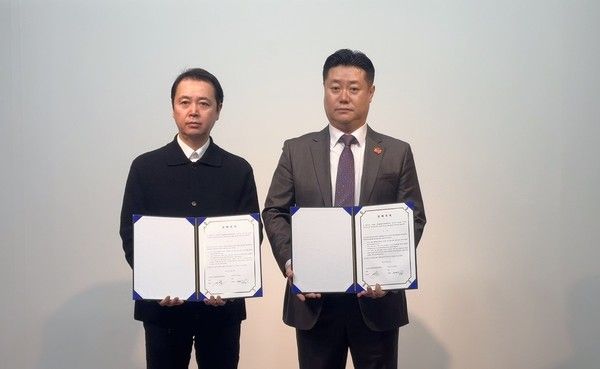 )니즈퍼샌드 서재남 회장(좌측)과 한국블록체인콘텐츠협회 황성익 회장이 협약식을 진행중이다. /사진=니즈퍼샌드