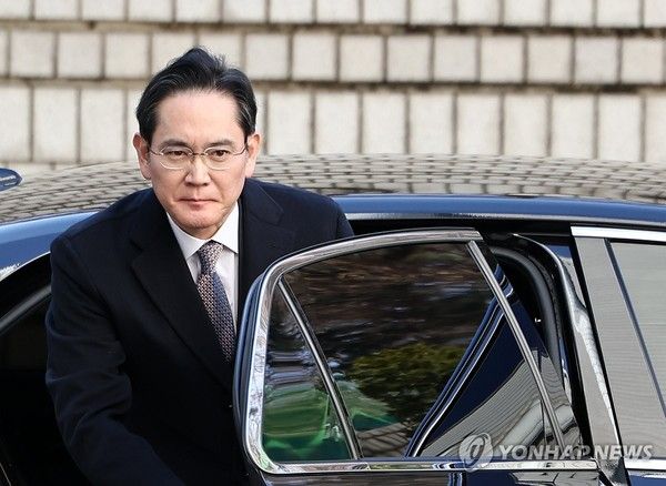 지난 3일 부당합병·회계부정 혐의 항소심 선고공판에 출석하기 위해 서초구 서울고법에 도착한 이재용 삼성전자 회장이 차에서 내리고 있다. / 사진=연합뉴스