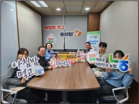 NH저축은행은 7일 서울 강남구 본사에서 '임직원 아침밥먹기' 캠페인을 실시하였다. 김장섭 NH저축은행 대표이사(왼쪽에서 두 번째)와 직원들이 기념촬영을 하고 있다. /사진=NH저축은행