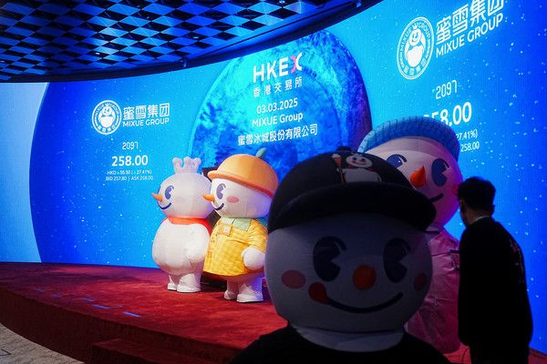 지난 3일(현지시간) 홍콩 증권거래소 상장 축하 무대에 미쉐그룹의 마스코트인 '스노 킹'이 놓여져 있다. 사진=로이터연합뉴스