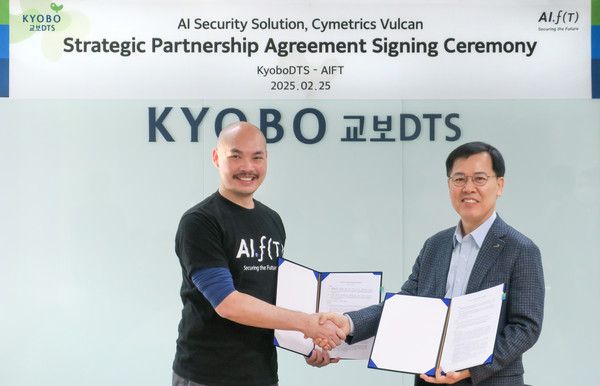 권창기 교보DTS 대표이사(사진 오른쪽)와 알렉스 링 AIFT 공동창립자(사진 왼쪽)이 전략적 파트너십을 맺은 뒤 기념 촬영을 하고 있다. /사진=교보생명