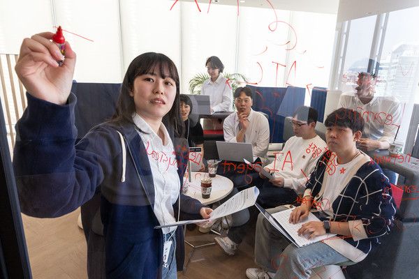 KT AX 딜리버리 전문센터 직원들이 글로벌 선도 기업 내 최고 전문가들과 공동 프로젝트를 준비하고 있다./사진=KT