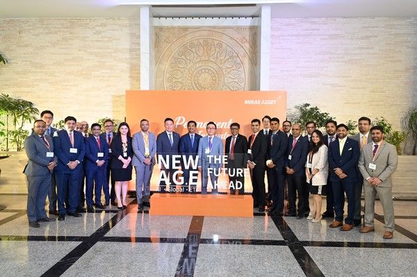 미래에셋자산운용은 인도 뭄바이에서 'New AGE: The Future Ahead'를 주제로 세미나를 개최했다고 14일 밝혔다. 박현주 회장(사진 가운데)를 비롯해 세미나에 참가한 미래에셋그룹 및 미래에셋자산운용 인도법인 임직원들이 기념촬영을 하고 있다. 사진=미래에셋자산운용