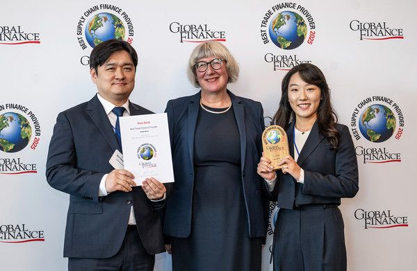 하나은행은 미국 글로벌 금융ㆍ경제 전문지 '글로벌파이낸스'가 선정하는 '2025 대한민국 최우수 무역금융 은행'(Best Trade Finance Provider in Korea 2025) 상을 수상했다. 이날 시상식에 참석한 김동혁 가산디지털금융센터지점 팀장(사진 왼쪽)이 길리 라이트(Gilly Wright) 글로벌파이낸스誌 트랜잭션 뱅킹 에디터(사진 가운데)와 기념 촬영을 하고 있다. /사진=하나은행