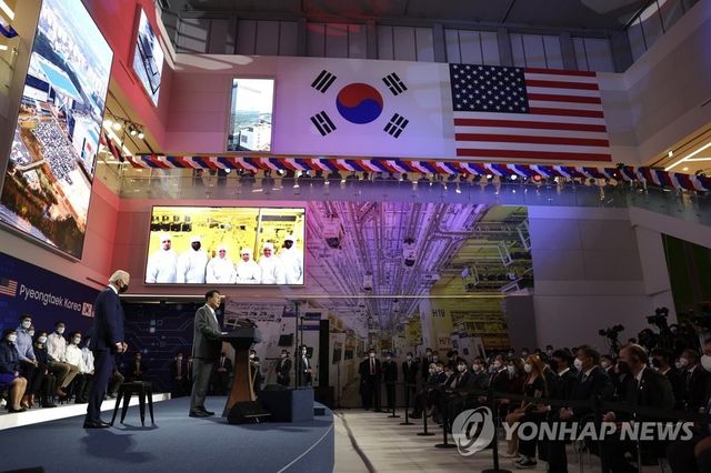 윤석열 대통령이 취임 후 한국을 첫 방문한 바이든 미국 대통령과 경기도 평택시 삼성전자 반도체공장 시찰한 뒤 연설하고 있다. / 사진=연합뉴스