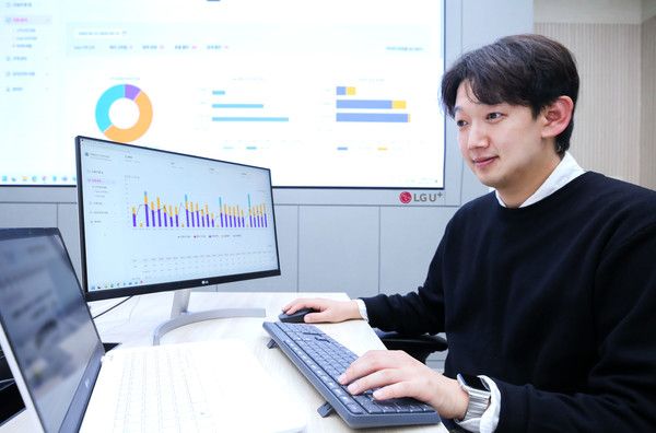 LG유플러스 직원이 국내 통신사 최초로 구축한 AI 기반 '고객 관계 관리' 시스템을 업무에 활용하고 있다./사진=LG유플러스
