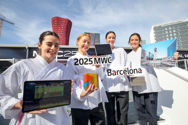 MWC25가 열릴 스페인 바르셀로나 피라 그란비아 전시장 앞에서 KT 모델들이 K-AI가 적용된 대한민국의 일상을 소개하고 있다. /사진=KT