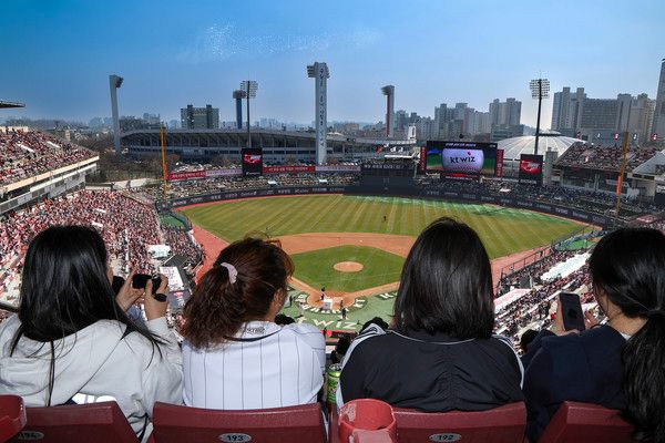 KT가 K intelligence 출시를 기념해 22일 2025 KBO리그 정규시즌 개막전이 개최된 수원 KT위즈파크 AI 스타디움에서 다채로운 AI 기술을 선보이고 있다. /사진=KT