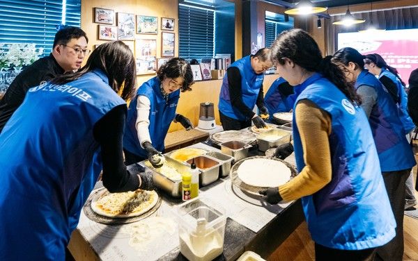 지난 21일 서울시 중구 검벽돌집 앞에서 신한라이프 임직원들이 희망피자 나눔 봉사활동 기념 촬영을 하고 있다. /사진=신한라이프