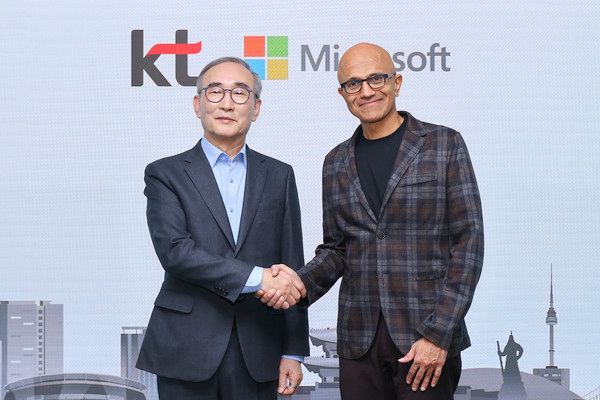(왼쪽)김영섭 KT 대표와 사티아 나델라 마이크로소프트 CEO 겸 이사회 의장이 25일 KT 광화문 사옥에서 만나 산업계 AX에 대한 의견을 나눴다./사진=KT