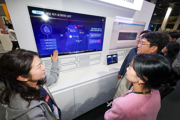KT 직원이 AI 투어에서 보안성을 강화한 퍼블릭 클라우드 KT SPC를 소개하고 있다./사진=KT