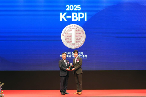 임형욱 교촌에프앤비 커뮤니케이션부문 전략실장(우)이&nbsp;시상식 현장에서 기념사진 촬영을 하고 있다 /사진=교촌