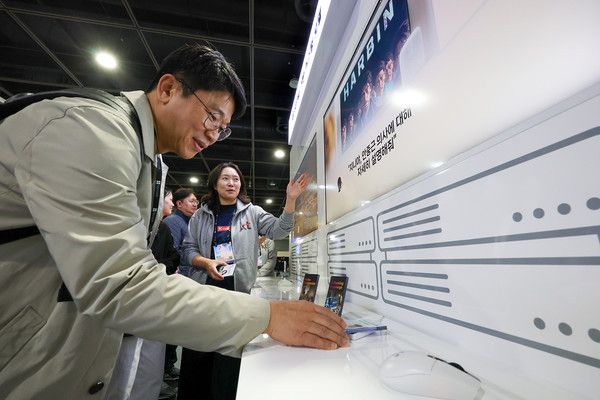 KT 직원이 AI 투어에서 한국적 AI의 개념을 담은 GPT4o기반 커스텀 모델을 소개하고 있다./사진=KT