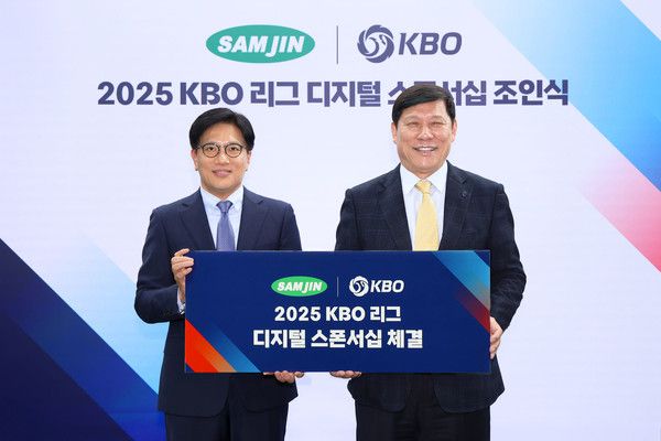 조규석 삼진제약 대표(좌)와&nbsp; 허구연 KBO 총재가 협약식 후 사진을 찍었다. / 사진=삼진제약