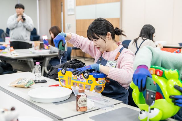 밸유 봉사단 3기가 롯데케미칼 의왕사업장에 방문해 사회공헌활동을 진행하고 있다. / 사진=롯데지주