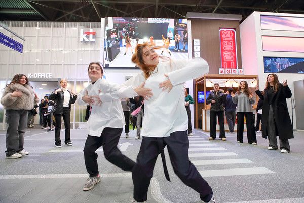 KT 전시관 K-팝 댄스 챌린지(K-POP Dance Challenge)에서 댄서들이 K-팝 춤을 추는 모습. /사진=KT