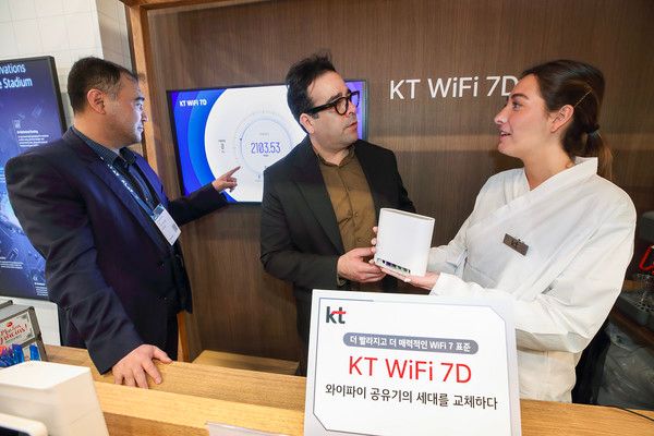 KT가 국내 통신사 중 처음으로 와이파이 7 표준 지원 와이파이 공유기 'KT WiFi 7D'를 출시했다. MWC25 KT 전시장에서 KT관계자들이 와이파이 공유기를 소개하고 있다./사진=KT