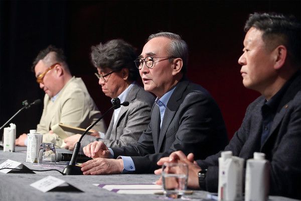 KT가 4일(현지시간) 스페인 바르셀로나에서 'MWC25 KT 경영진 간담회'를 개최하고, 올해 AX 발전 방향을 발표했다. 간담회에는 KT 김영섭 대표를 비롯해 기술혁신부문장 오승필 부사장(CTO), 전략·사업컨설팅부문장 정우진 전무 등이 참석을 했다. /사진=KT