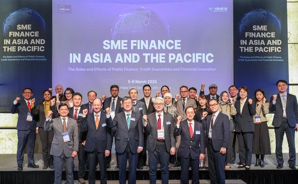 지난 5일 최원목 신용보증기금 이사장(첫줄 왼쪽에서 세 번째), 테츠시 소노베 ADBI 소장(첫줄 왼쪽에서 네 번째), 미첼 크리스티안 아블란 필리핀 차관보(첫줄 왼쪽에서 첫 번째), 피터 모건 ADBI 이코노미스트(첫줄 왼쪽에서 두 번째), 나오유키 요시노 게이오대 명예교수(첫줄 왼쪽에서 다섯 번째), 시게히로 시노자키 ADB 선임 이코노미스트(첫줄 왼쪽에서 여섯 번째)와 참석자들이 서울 플라자호텔에서 열린 '신용보증기금-ADBI 공동 워크숍'에 참석해 기념 촬영을 하고 있다.&nbsp;/사진=신용보증기금