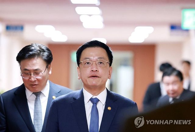 최상목 경제부총리 겸 기획재정부 장관이 지난달 25일 정부서울청사에서 열린 국무회의에 참석하고 있다. / 사진=연합뉴스