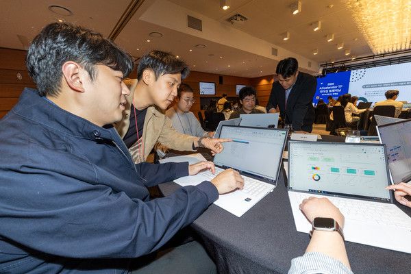 지난 9일 '액셀러레이터 TF 킥오프' 행사에 참여한 TF 리더들이 AI 중심 문제 해결을 위한 토론을 진행하고 있다./사진=KT