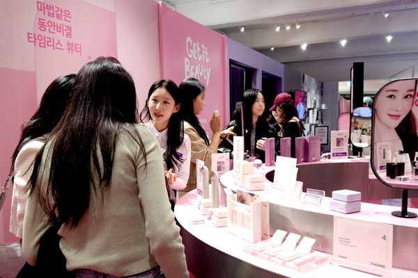 컴온스타일 쇼케이스 스토어 '겟잇뷰티' 존을 둘러보는 고객들 /사진=CJ온스타일