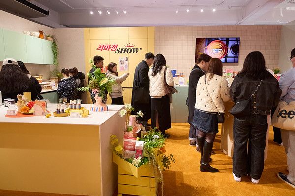 컴온스타일 쇼케이스 스토어 '최화정쇼' 존을 둘러보는 고객들 /사진=CJ온스타일