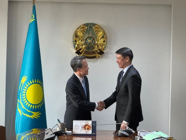 진옥동 신한금융그룹 회장(왼쪽), 누를란 압드라흐마노프 카자흐스탄 금융감독원 은행 담당 수석부원장 / 사진=신한금융그룹