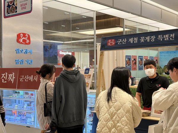 일오삼씨의 프리미엄 게살비빔장이 MZ세대와 외국인 등의 입맛을 사로잡으며 인기를 얻고 있다. 사진은 수원 스타필드 1층 팝업스토어에서 판매하는 모습. / 사진=일오삼씨