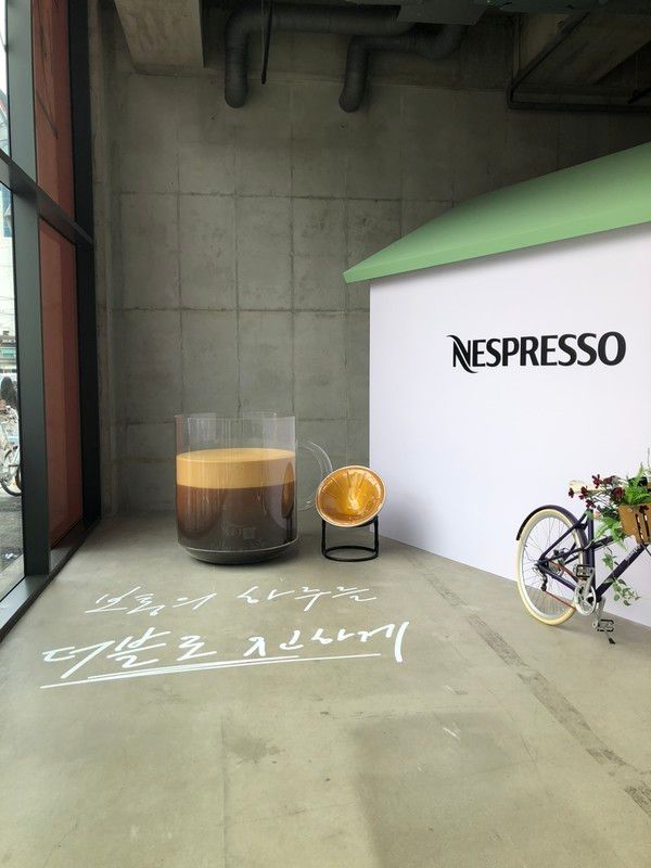 네스프레소 성수 팝업스토어 입구 옆 포토존 /사진=김현정 기자