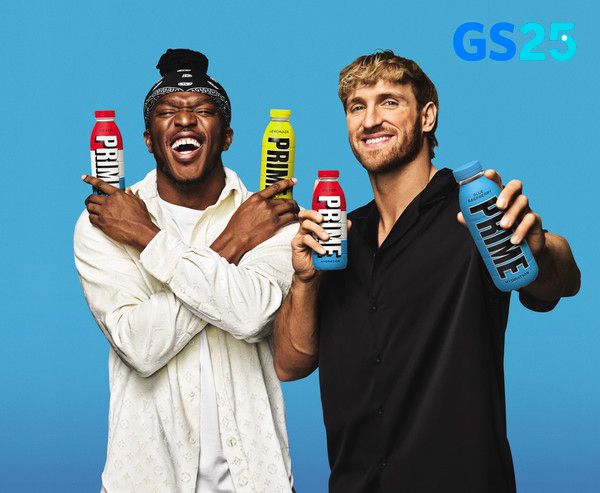 유튜버인 '로건 폴'(오른쪽)과 'KSI'가 함께 론칭한 스포츠 음료 '프라임 하이드레이션'을 들고 포즈를 취하고 있다. /사진=GS25